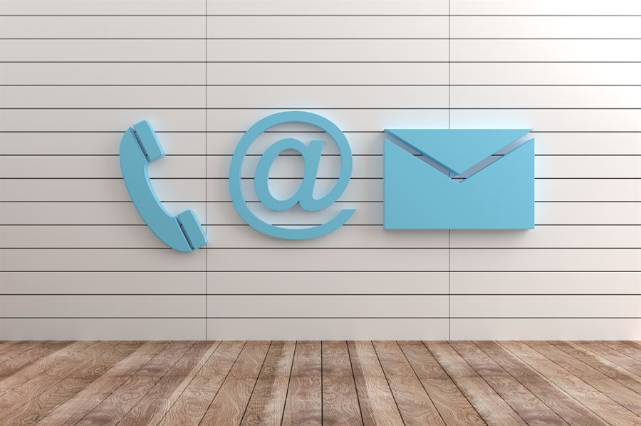 Telefon, E-Mail-Zeichen und Briefumschlag